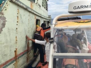 Tim SAR evakuasi 16 penumpang kapal mati mesin di Wakatobi