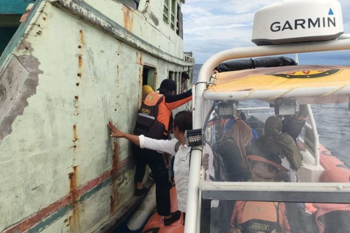 Tim SAR evakuasi 16 penumpang kapal mati mesin di Wakatobi