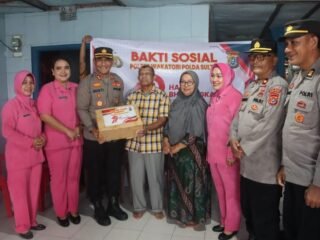Polres Wakatobi salurkan ratusan paket sembako bagi warga tidak mampu