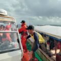 Tim SAR evakuasi 12 pemancing kecelakaan kapal di Wakatobi
