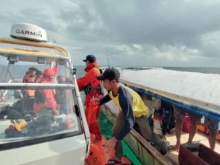 Tim SAR evakuasi 12 pemancing kecelakaan kapal di Wakatobi