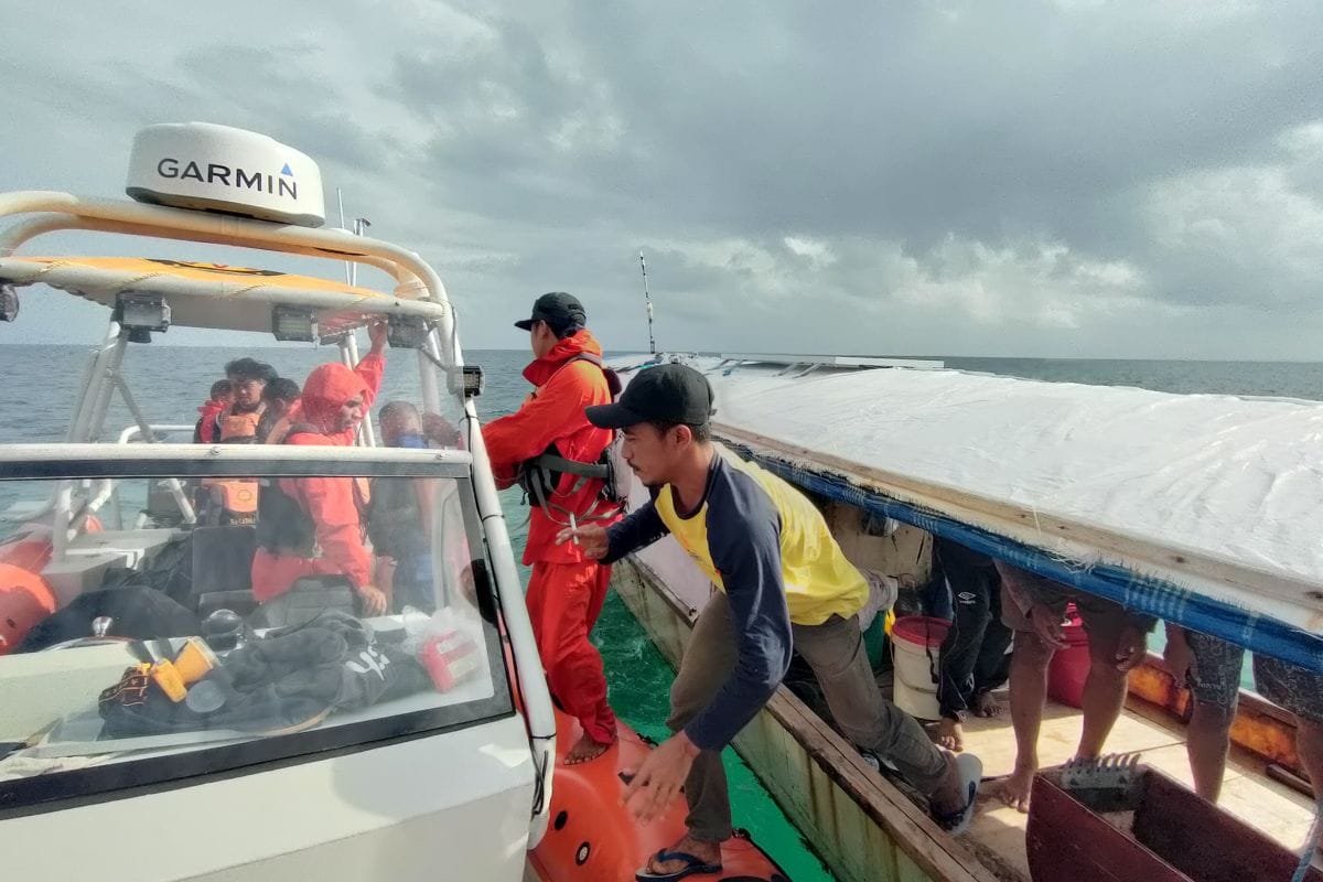 Tim SAR evakuasi 12 pemancing kecelakaan kapal di Wakatobi