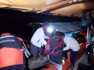 Tim SAR evakuasi nelayan yang kecelakaan kapal di Wakatobi