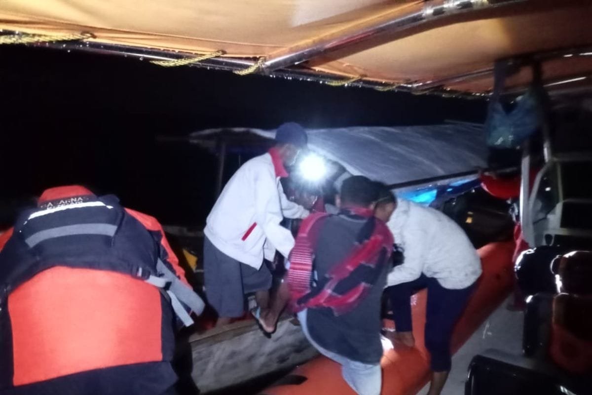 Tim SAR evakuasi nelayan yang kecelakaan kapal di Wakatobi