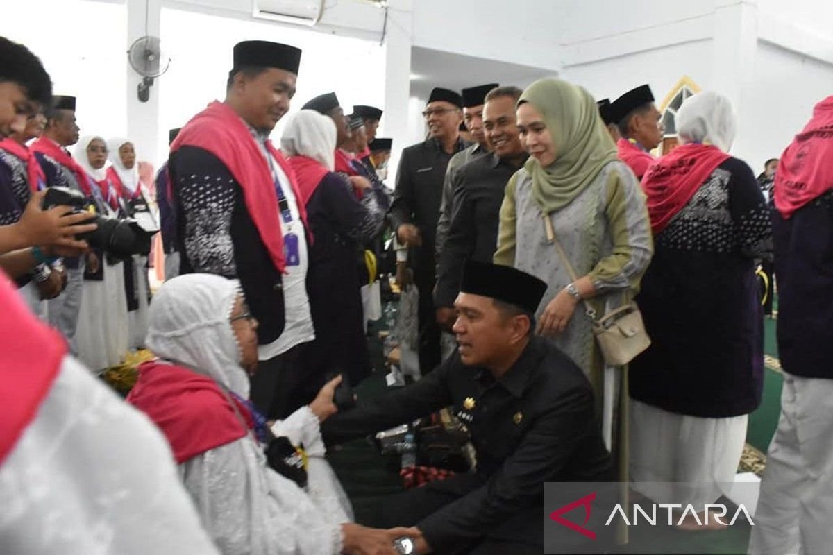 439 jamaah calon haji Kolaka menuju embarkasi Makassar