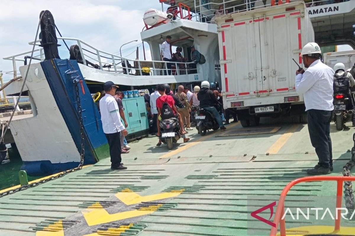 KMP Tongkol asal Surabaya beroperasi di Baubau perkuat pelayanan penyeberangan