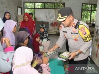Kapolres Baubau salurkan buku Iqro bagi anak jalanan