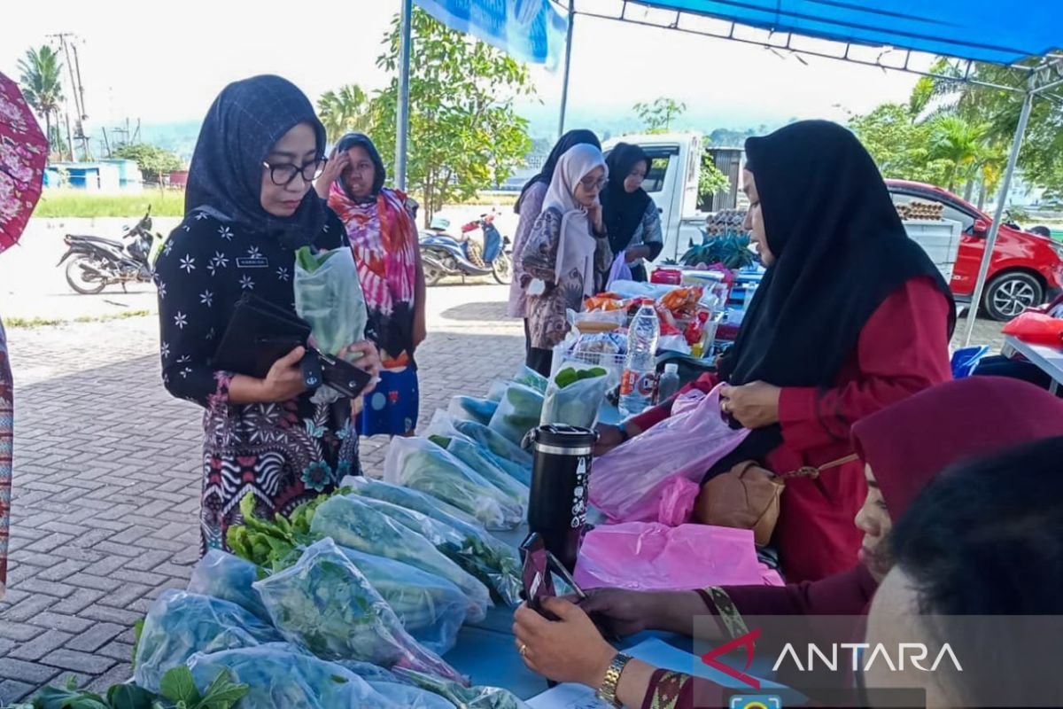 Pemkot Kendari gelar pasar murah stabilkan harga pangan di pesisir