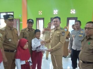 Pemkab Konsel beri seragam sekolah gratis ke 1.400 pelajar SD dan SMP