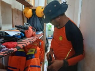 Tim SAR cari pria yang jatuh dari bagan di Perairan Mubar