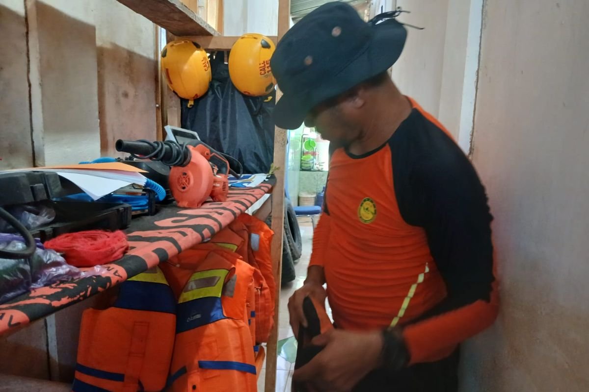 Tim SAR cari pria yang jatuh dari bagan di Perairan Mubar