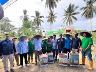 Anggota DPR RI serahkan bantuan 12 alsintan bagi petani di Konsel