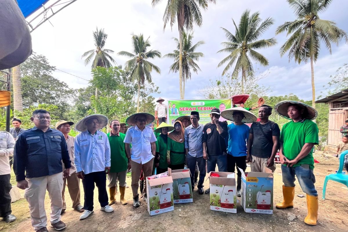 Anggota DPR RI serahkan bantuan 12 alsintan bagi petani di Konsel