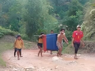 Akses Jalan Rusak, Pasangan Lansia di Mamasa Harus Ditandu 7 Kilometer ke Puskesmas