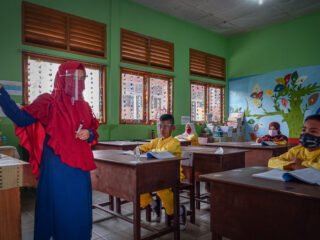 Mulai 2026, Insentif Guru Honorer Jadi Rp400 Ribu, DPR Soroti Nasib Tenaga Administratif