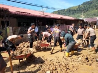Cegah Banjir Susulan, Personel SAR Brimob Bersihkan Permukiman Warga