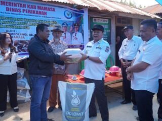 Bupati Welem Salurkan Benih Ikan Mas dan Nila, Dorong Perubahan Pola Tani