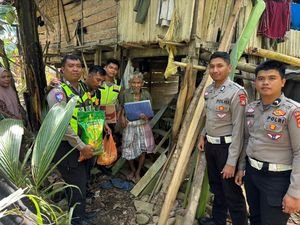 Ditlantas Polda Sulbar Bantu Kakek Rasil Korban Kebakaran di Polman